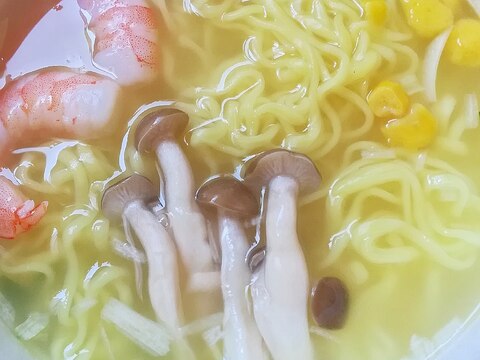 しめじとむきエビとコーン入り☆塩ラーメン